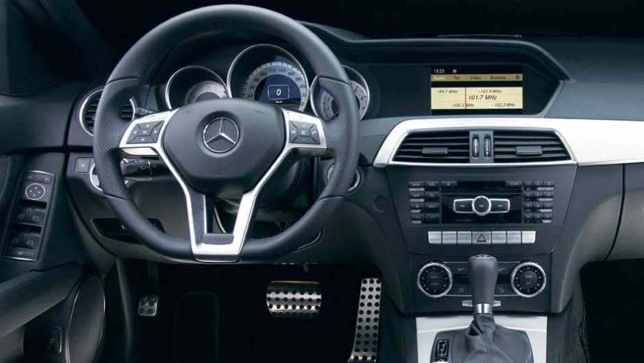 Pequenos retoques mudaram o ar conservador do painel. A tela de 7 polegadas é exclusiva da versão C 250 CGI <a href="https://gutenberg.quatrorodas.abril.com.br/carros/testes/mercedes-benz-c-250-cgi-sport-633758.shtml" target="_blank" rel="migration">Leia mais</a>