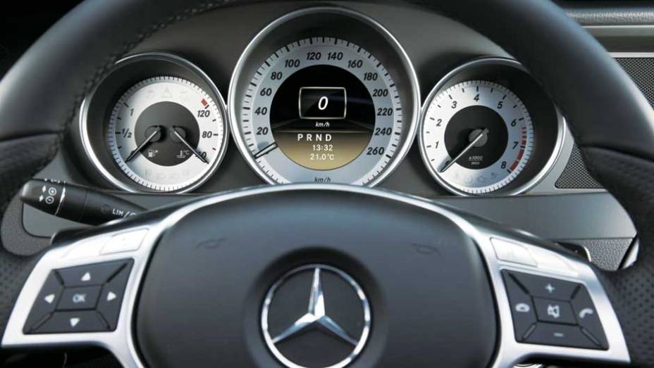 Tela central do painel agora é de alta definição <a href="https://gutenberg.quatrorodas.abril.com.br/carros/testes/mercedes-benz-c-250-cgi-sport-633758.shtml" target="_blank" rel="migration">Leia mais</a>