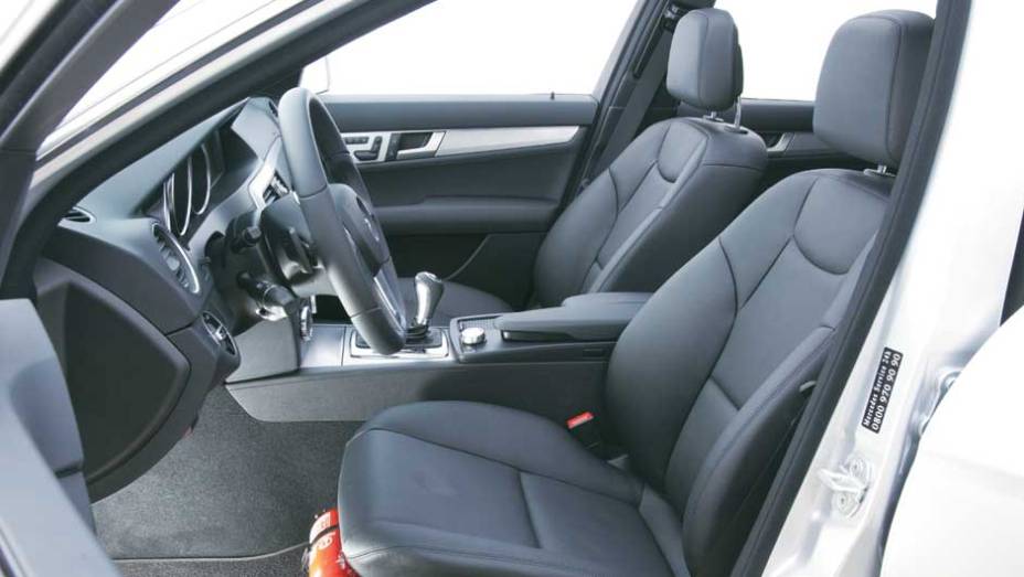 Ajuste dos bancos é elétrico <a href="https://gutenberg.quatrorodas.abril.com.br/carros/testes/mercedes-benz-c-250-cgi-sport-633758.shtml" target="_blank" rel="migration">Leia mais</a>