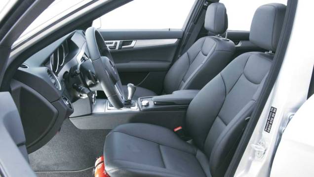 Ajuste dos bancos é elétrico <a href="https://gutenberg.quatrorodas.abril.com.br/carros/testes/mercedes-benz-c-250-cgi-sport-633758.shtml" target="_blank" rel="migration">Leia mais</a> Ajuste dos bancos é elétrico <a href="https://gutenberg.quatrorodas.abril.com.br/carros/testes/mercedes-benz-c-250-cgi-sport-633758.shtml" target="_blank" rel="migration">Leia mais</a>