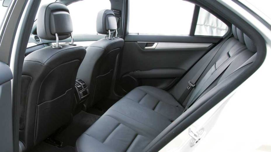 Passageiros de trás têm espaço de sobra <a href="https://gutenberg.quatrorodas.abril.com.br/carros/testes/mercedes-benz-c-250-cgi-sport-633758.shtml" target="_blank" rel="migration">Leia mais</a>