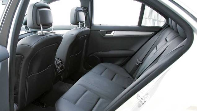Passageiros de trás têm espaço de sobra <a href="https://gutenberg.quatrorodas.abril.com.br/carros/testes/mercedes-benz-c-250-cgi-sport-633758.shtml" target="_blank" rel="migration">Leia mais</a> Passageiros de trás têm espaço de sobra <a href="https://gutenberg.quatrorodas.abril.com.br/carros/testes/mercedes-benz-c-250-cgi-sport-633758.shtml" target="_blank" rel="migration">Leia mais</a>