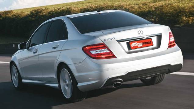 A carroceria não mudou nas laterais e na traseira. A novidade fica por conta das lanternas, agora formadas por leds <a href="https://gutenberg.quatrorodas.abril.com.br/carros/testes/mercedes-benz-c-250-cgi-sport-633758.shtml" target="_blank" rel="migration">Leia mais</a> A carroceria não mudou nas laterais e na traseira. A novidade fica por conta das lanternas, agora formadas por leds <a href="https://gutenberg.quatrorodas.abril.com.br/carros/testes/mercedes-benz-c-250-cgi-sport-633758.shtml" target="_blank" rel="migration">Leia mais</a>