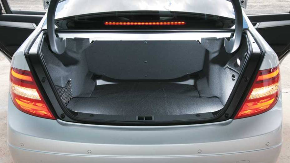Porta-malas de 475 litros <a href="https://gutenberg.quatrorodas.abril.com.br/carros/testes/mercedes-benz-c-250-cgi-sport-633758.shtml" target="_blank" rel="migration">Leia mais</a>