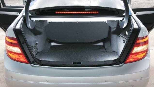Porta-malas de 475 litros <a href="https://gutenberg.quatrorodas.abril.com.br/carros/testes/mercedes-benz-c-250-cgi-sport-633758.shtml" target="_blank" rel="migration">Leia mais</a> Porta-malas de 475 litros <a href="https://gutenberg.quatrorodas.abril.com.br/carros/testes/mercedes-benz-c-250-cgi-sport-633758.shtml" target="_blank" rel="migration">Leia mais</a>
