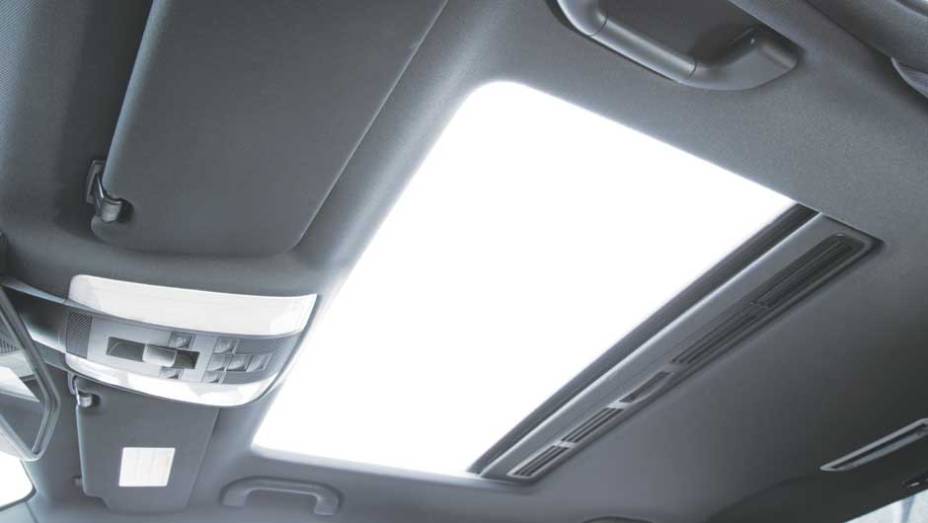 Teto solar com acionamento elétrico <a href="https://gutenberg.quatrorodas.abril.com.br/carros/testes/mercedes-benz-c-250-cgi-sport-633758.shtml" target="_blank" rel="migration">Leia mais</a>