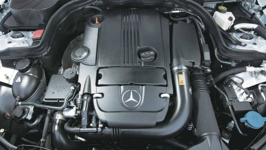 No motor 1.8, turbo e injeção direta de combustível <a href="https://gutenberg.quatrorodas.abril.com.br/carros/testes/mercedes-benz-c-250-cgi-sport-633758.shtml" target="_blank" rel="migration">Leia mais</a>