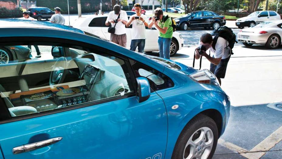 Qualquer parada com o carro e os paparazzi brotavam do nada | <a href="https://gutenberg.quatrorodas.abril.com.br/salao-do-automovel/2012/carros/leaf-703954.shtml" rel="migration">Leia mais</a>