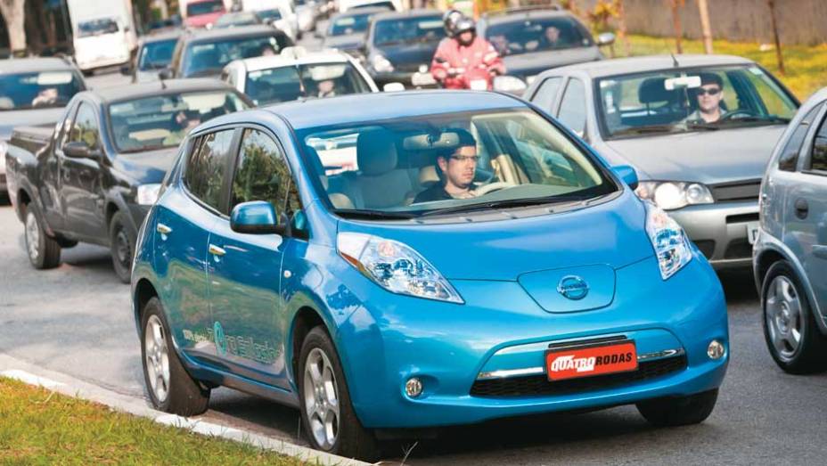 Em meio ao tr&acirc;nsito de S&atilde;o Paulo, o ecol&oacute;gico tamb&eacute;m atraiu olhares curiosos | <a href="https://gutenberg.quatrorodas.abril.com.br/salao-do-automovel/2012/carros/leaf-703954.shtml" rel="migration">Leia mais</a>