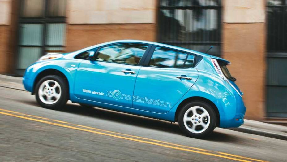 Apesar do peso elevado, o elétrico não se intimidou diante de ladeiras | <a href="https://gutenberg.quatrorodas.abril.com.br/salao-do-automovel/2012/carros/leaf-703954.shtml" rel="migration">Leia mais</a>