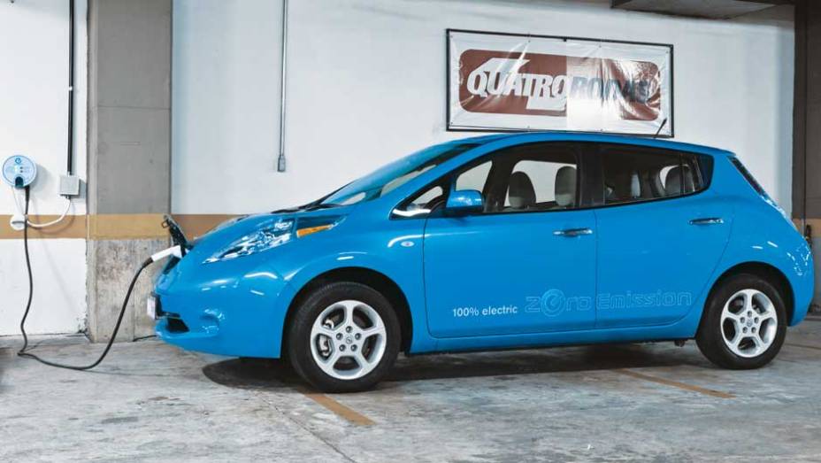 Sono reparador: a esta&ccedil;&atilde;o de recarga instalada pela Nissan em nossa garagem foi a parada obrigat&oacute;ria do Leaf antes de cada noite de sono | <a href="https://gutenberg.quatrorodas.abril.com.br/salao-do-automovel/2012/carros/leaf-703954.shtml" rel="migration">Leia mais</a>