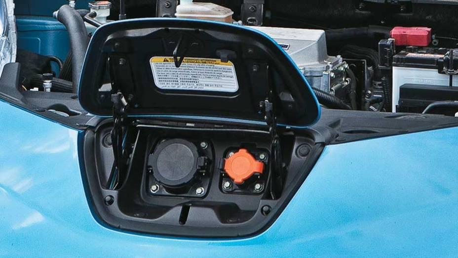 Duas tomadas f&ecirc;meas s&atilde;o as portas de entrada para a energia a ser armazenada nas baterias | <a href="https://gutenberg.quatrorodas.abril.com.br/salao-do-automovel/2012/carros/leaf-703954.shtml" rel="migration">Leia mais</a>