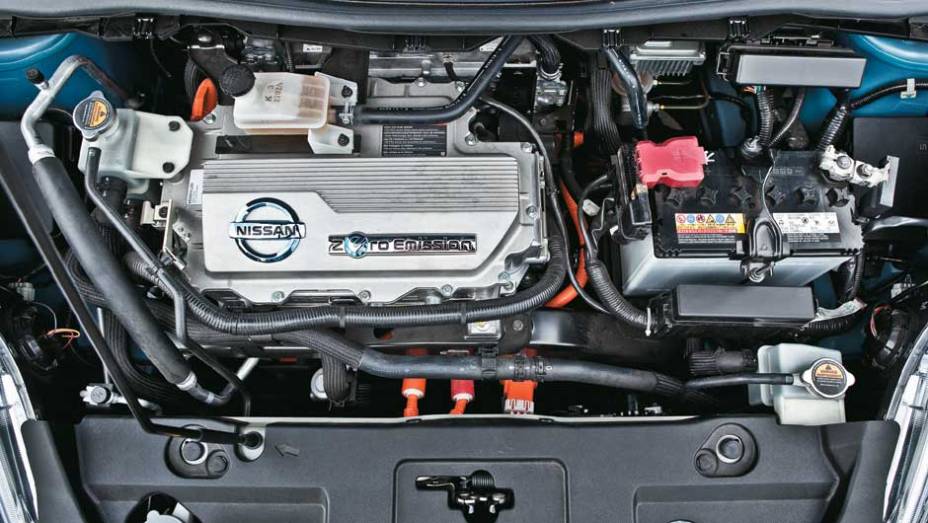 No topo do motor el&eacute;trico, a capa do inversor de pot&ecirc;ncia imita uma tampa de cabe&ccedil;ote. Mesmo depois de rodar muito com o Leaf, n&atilde;o h&aacute; calor no cofre do motor | <a href="https://gutenberg.quatrorodas.abril.com.br/salao-do-automovel/2012/carros/leaf-703954.shtml" rel="migration">Leia</a>