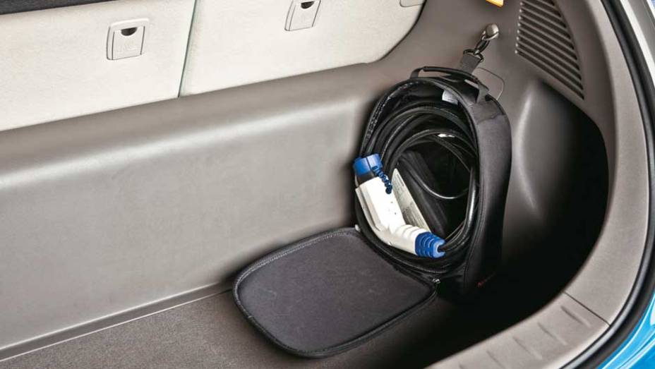 A mochila que leva o carregador para ser usado em tomadas comuns tem lugar pr&oacute;prio no porta-malas | <a href="https://gutenberg.quatrorodas.abril.com.br/salao-do-automovel/2012/carros/leaf-703954.shtml" rel="migration">Leia mais</a>