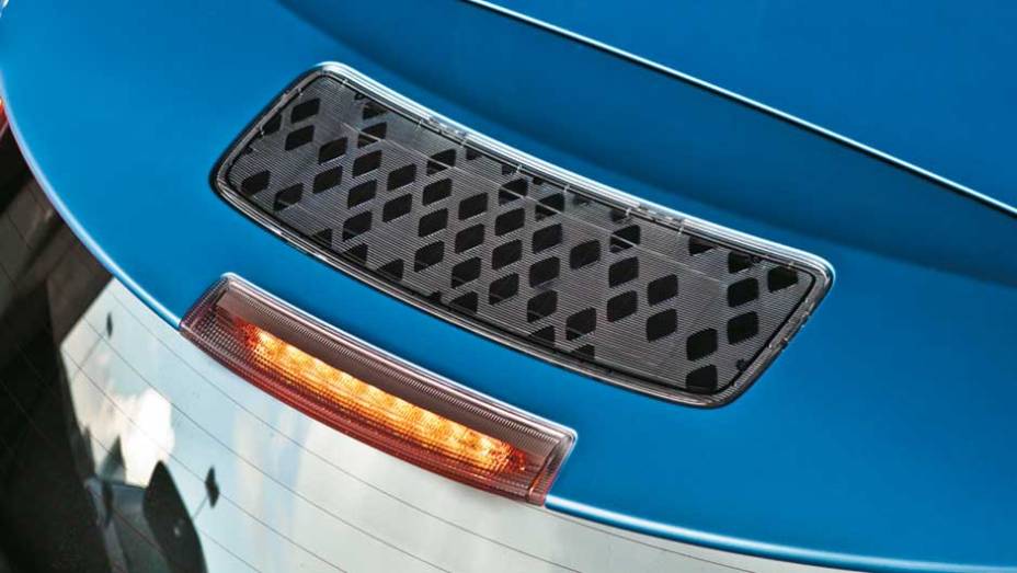 Na traseira, antena aerodin&acirc;mica para reduzir o arrasto e... | <a href="https://gutenberg.quatrorodas.abril.com.br/salao-do-automovel/2012/carros/leaf-703954.shtml" rel="migration">Leia mais</a>