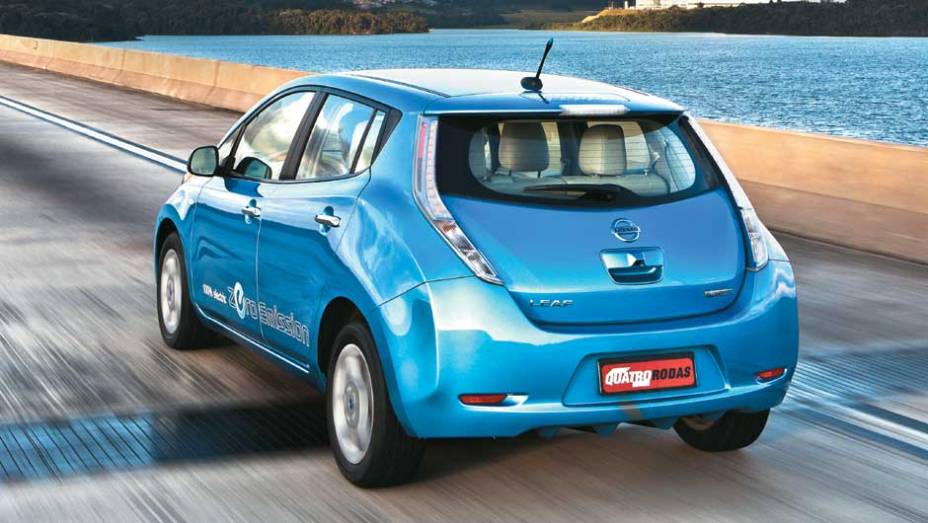 ... placa fotovoltaica para converter a luz solar em energia el&eacute;trica para alimentar equipamentos | <a href="https://gutenberg.quatrorodas.abril.com.br/salao-do-automovel/2012/carros/leaf-703954.shtml" rel="migration">Leia mais</a>