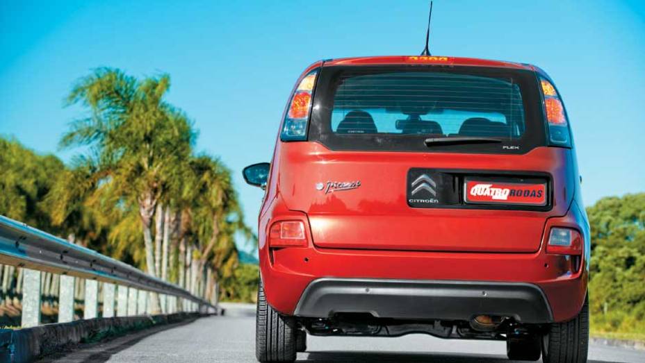 Tampa assimétrica é exclusiva da versão brasileira. <a href="https://gutenberg.quatrorodas.abril.com.br/carros/impressoes/citroen-c3-picasso-exclusive-1-6-16v-633820.shtml" rel="migration">Leia mais</a>