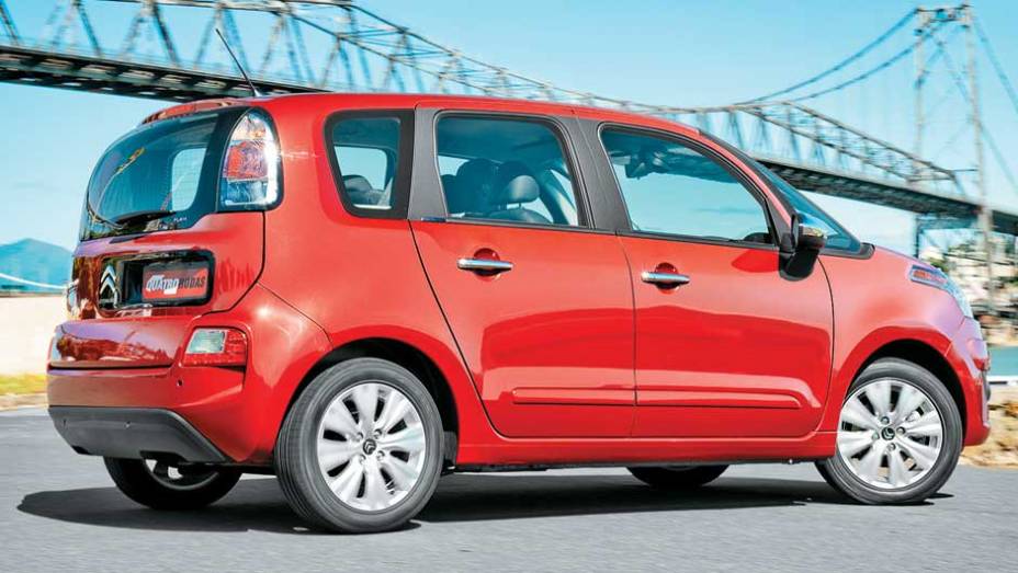 Graças aos pneus, ele ficou mais ágil e confortável que o irmão AirCross. <a href="https://gutenberg.quatrorodas.abril.com.br/carros/impressoes/citroen-c3-picasso-exclusive-1-6-16v-633820.shtml" rel="migration">Leia mais</a>