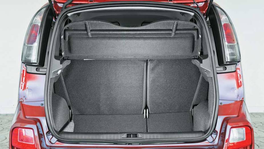 Porta-malas tem espaço para 403 litros. <a href="https://gutenberg.quatrorodas.abril.com.br/carros/impressoes/citroen-c3-picasso-exclusive-1-6-16v-633820.shtml" rel="migration">Leia mais</a>