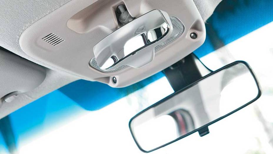 Retrovisor para vigiar a turma no banco de trás. <a href="https://gutenberg.quatrorodas.abril.com.br/carros/impressoes/citroen-c3-picasso-exclusive-1-6-16v-633820.shtml" rel="migration">Leia mais</a>