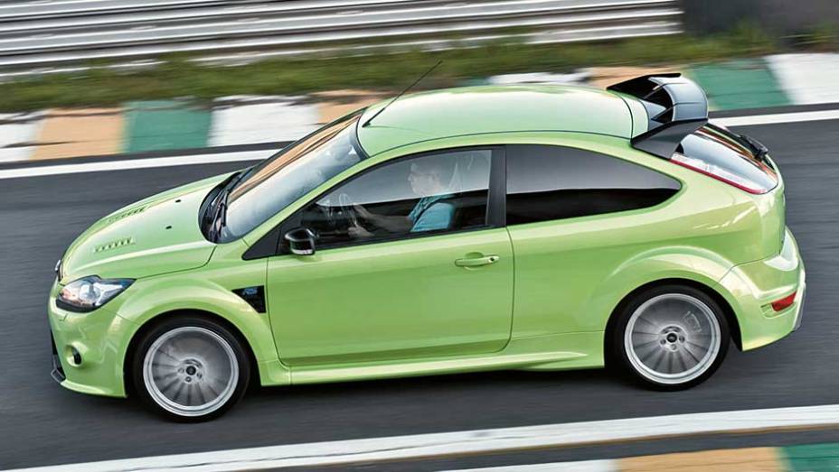 Com a carroceria de duas portas, o hatch ficou mais bonito e esportivo. <a href="https://gutenberg.quatrorodas.abril.com.br/carros/impressoes/ford-focus-rs-636939.shtml" rel="migration">Leia mais</a>