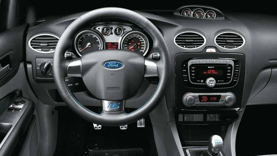 A sigla RS, no volante, vem de Rallye Sport. <a href="https://gutenberg.quatrorodas.abril.com.br/carros/impressoes/ford-focus-rs-636939.shtml" rel="migration">Leia mais</a> A sigla RS, no volante, vem de Rallye Sport. <a href="https://gutenberg.quatrorodas.abril.com.br/carros/impressoes/ford-focus-rs-636939.shtml" rel="migration">Leia mais</a>