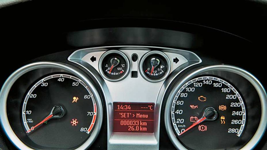 A escala do veloc&iacute;metro vai at&eacute; 280 km/h. <a href="https://gutenberg.quatrorodas.abril.com.br/carros/impressoes/ford-focus-rs-636939.shtml" rel="migration">Leia mais</a>