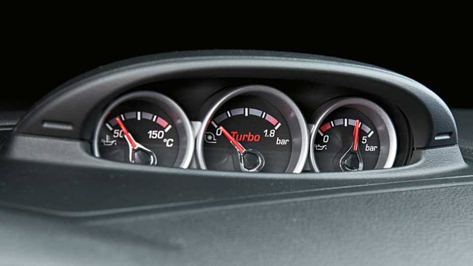 Instrumentos monitoram o funcionamento do motor. <a href="https://gutenberg.quatrorodas.abril.com.br/carros/impressoes/ford-focus-rs-636939.shtml" rel="migration">Leia mais</a> Instrumentos monitoram o funcionamento do motor. <a href="https://gutenberg.quatrorodas.abril.com.br/carros/impressoes/ford-focus-rs-636939.shtml" rel="migration">Leia mais</a>