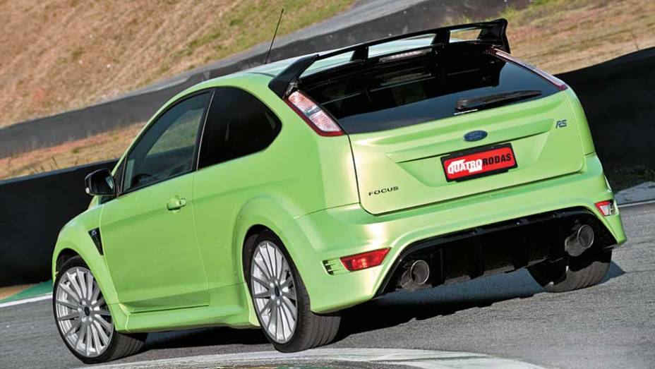 Os escapamentos dão ideia da atividade pulmonar do motor 2.5 turbo. <a href="https://gutenberg.quatrorodas.abril.com.br/carros/impressoes/ford-focus-rs-636939.shtml" rel="migration">Leia mais</a>