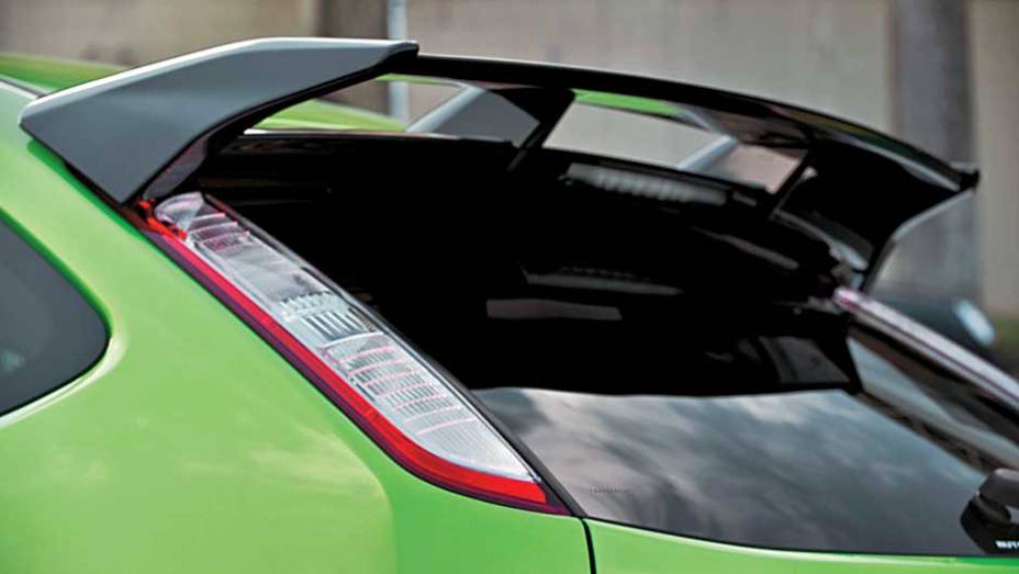 No RS, o aerof&oacute;lio &eacute; muito mais que um simples enfeite. <a href="https://gutenberg.quatrorodas.abril.com.br/carros/impressoes/ford-focus-rs-636939.shtml" rel="migration">Leia mais</a>