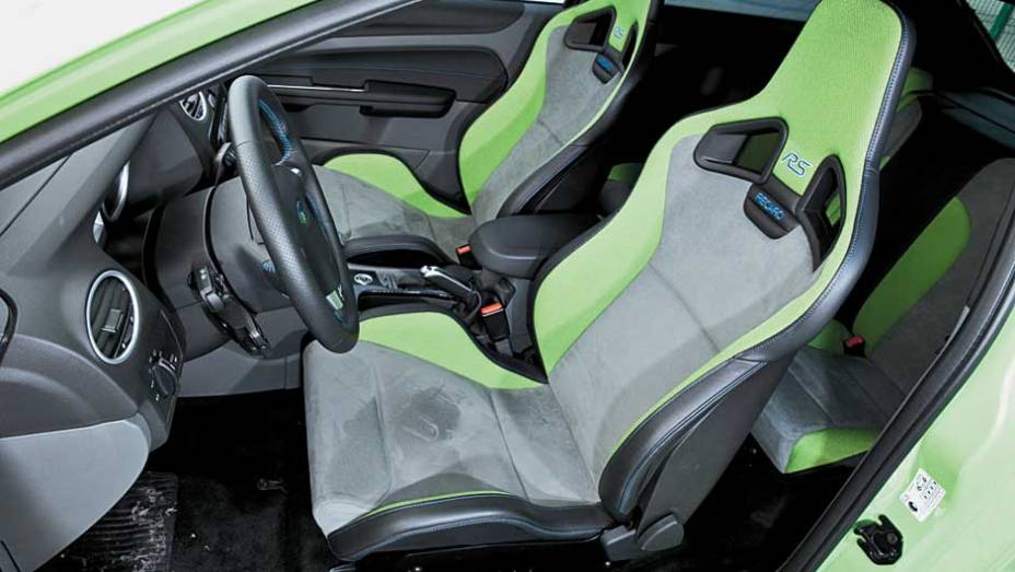 Al&eacute;m de bonitos, os bancos apoiam bem o corpo, nas curvas. <a href="https://gutenberg.quatrorodas.abril.com.br/carros/impressoes/ford-focus-rs-636939.shtml" rel="migration">Leia mais</a>
