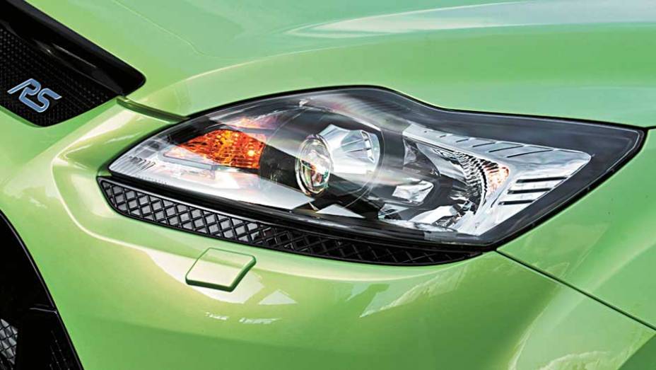 A &aacute;rea dos far&oacute;is foi ampliada p&oacute;r uma moldura na base. <a href="https://gutenberg.quatrorodas.abril.com.br/carros/impressoes/ford-focus-rs-636939.shtml" rel="migration">Leia mais</a>