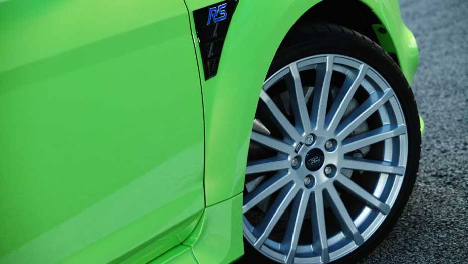 As rodas de liga leve são exclusivas do RS. <a href="https://gutenberg.quatrorodas.abril.com.br/carros/impressoes/ford-focus-rs-636939.shtml" rel="migration">Leia mais</a>