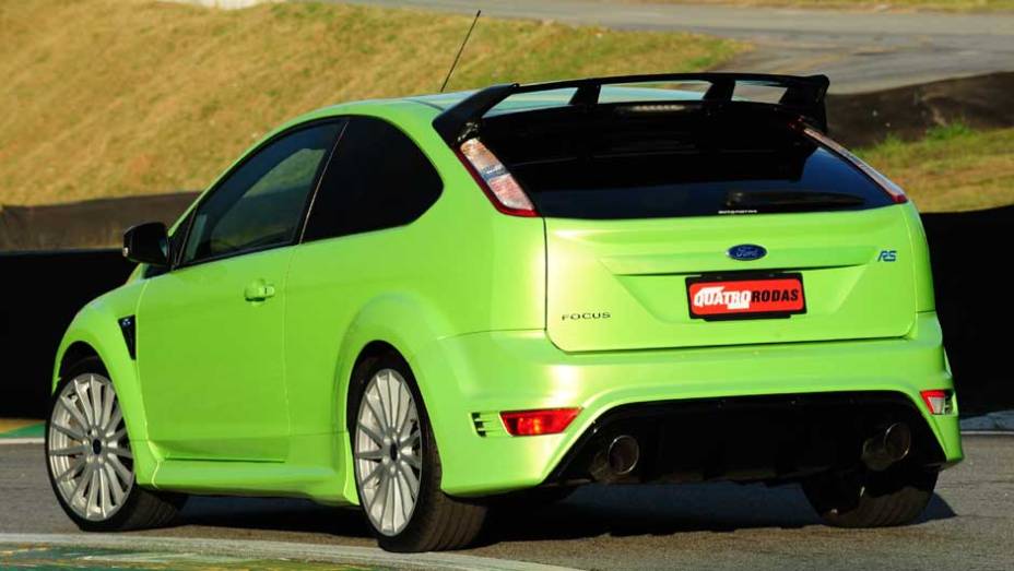 O esportivo é trazido pela importadora Automotriz. <a href="https://gutenberg.quatrorodas.abril.com.br/carros/impressoes/ford-focus-rs-636939.shtml" rel="migration">Leia mais</a>