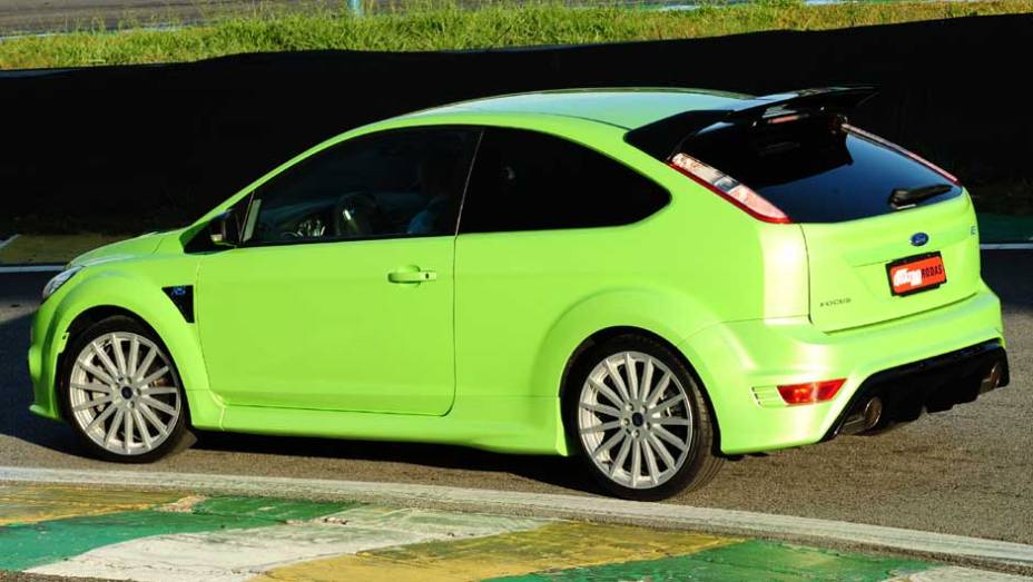 A carroceria de três portas caiu bem no RS. <a href="https://gutenberg.quatrorodas.abril.com.br/carros/impressoes/ford-focus-rs-636939.shtml" rel="migration">Leia mais</a>