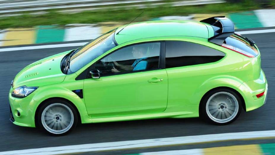 A cor verde faz o RS se destacar nas ruas. <a href="https://gutenberg.quatrorodas.abril.com.br/carros/impressoes/ford-focus-rs-636939.shtml" rel="migration">Leia mais</a>