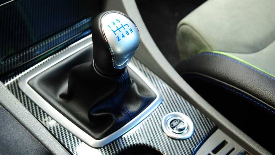 C&acirc;mbio manual de seis marchas agrada em cheio a quem gosta de dirigir. <a href="https://gutenberg.quatrorodas.abril.com.br/carros/impressoes/ford-focus-rs-636939.shtml" rel="migration">Leia mais</a>