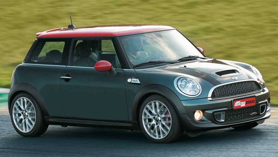 As rodas aro 17 e a grade dianteira diferenciam a versão As rodas aro 17 e a grade dianteira diferenciam a versão