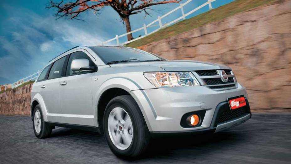 A dianteira ganhou novo para-choque e grade com o emblema da Fiat | <a href="https://gutenberg.quatrorodas.abril.com.br/carros/testes/fiat-freemont-640712.shtml" rel="migration">Leia mais</a>