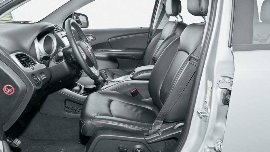 Os bancos t&ecirc;m ajustes el&eacute;tricos, assentos... | <a href="https://gutenberg.quatrorodas.abril.com.br/carros/testes/fiat-freemont-640712.shtml" rel="migration">Leia mais</a>