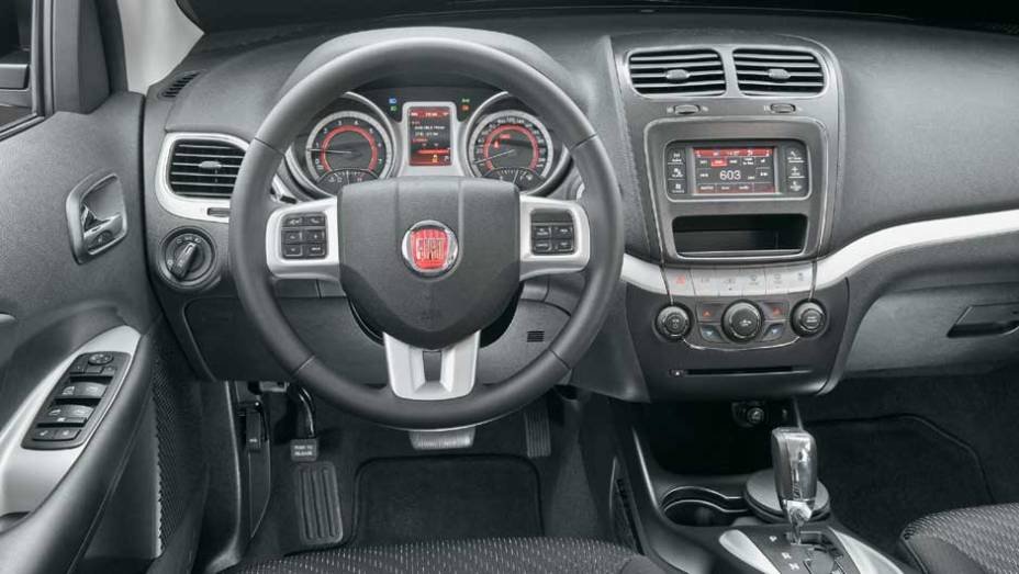 Painel com: novo design e materiais mais macios | <a href="https://gutenberg.quatrorodas.abril.com.br/carros/testes/fiat-freemont-640712.shtml" rel="migration">Leia mais</a>