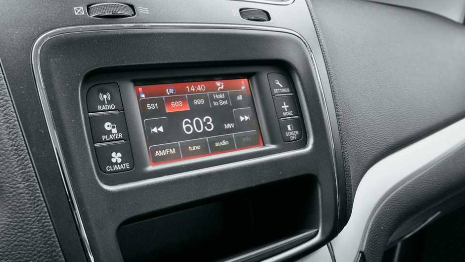 ... tela multimídia, no console, mantêm contato do carro com o motorista | <a href="https://gutenberg.quatrorodas.abril.com.br/carros/testes/fiat-freemont-640712.shtml" rel="migration">Leia mais</a>