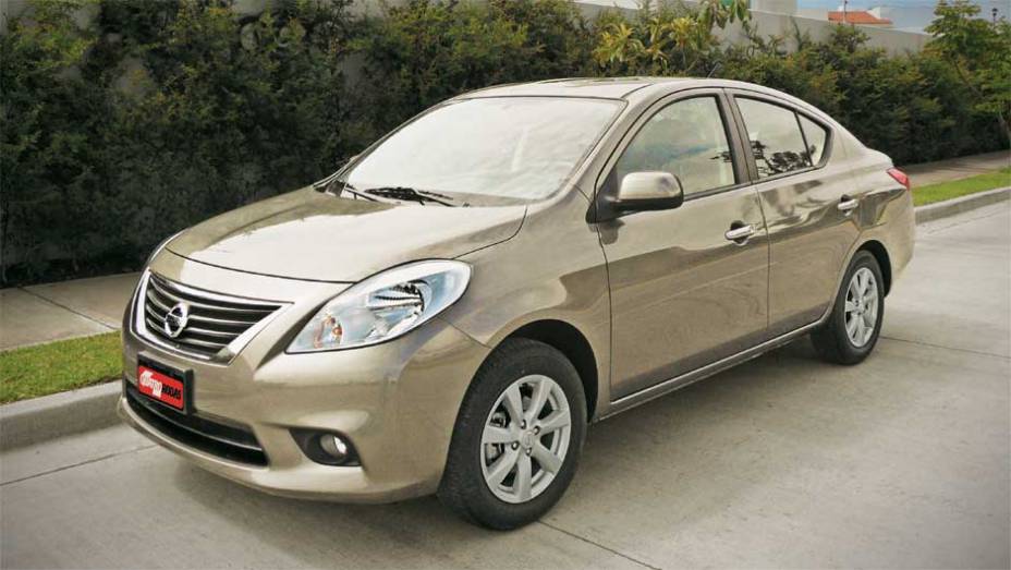 Feito na plataforma do March, ele &eacute; maior que um Renault Logan | <a href="https://gutenberg.quatrorodas.abril.com.br/carros/impressoes/nissan-versa-sedan-640701.shtml" rel="migration">Leia mais</a>