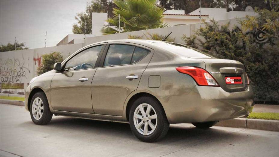 O entre-eixos &eacute; 13 cm maior que o do Voyage | <a href="https://gutenberg.quatrorodas.abril.com.br/carros/impressoes/nissan-versa-sedan-640701.shtml" rel="migration">Leia mais</a>