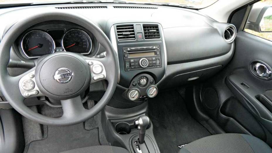 Acabamento de pl&aacute;sticos simples, mas bem feitos, projetados para facilitar a montagem e reduzir o custo de produ&ccedil;&atilde;o | <a href="https://gutenberg.quatrorodas.abril.com.br/carros/impressoes/nissan-versa-sedan-640701.shtml" rel="migration">Leia mais</a>