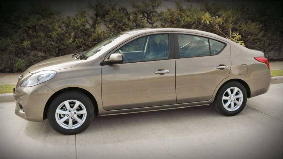 Espa&ccedil;o traseiro de BMW S&eacute;rie 7 | <a href="https://gutenberg.quatrorodas.abril.com.br/carros/impressoes/nissan-versa-sedan-640701.shtml" rel="migration">Leia mais</a>