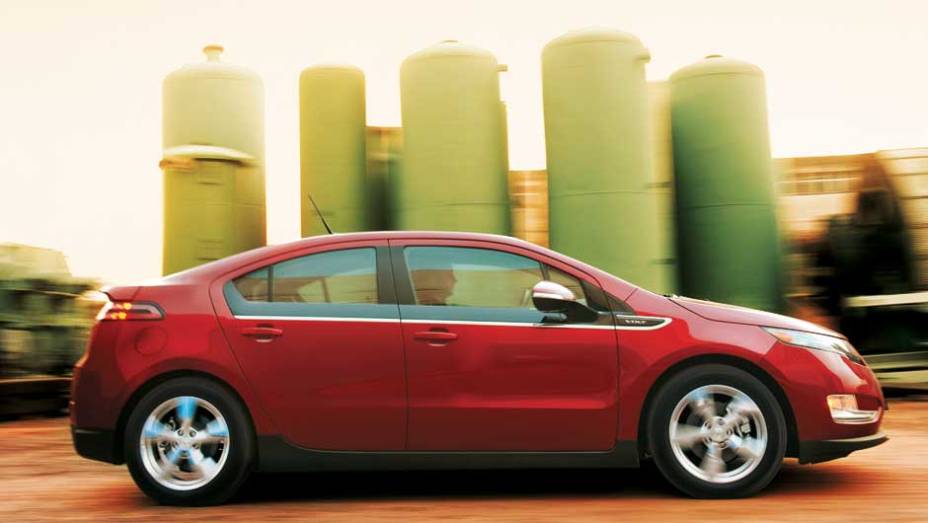 Vincos laterais e aerofólio favorecem a aerodinâmica | <a href="https://gutenberg.quatrorodas.abril.com.br/carros/chevrolet-volt-637764.shtml" rel="migration">Leia mais</a>