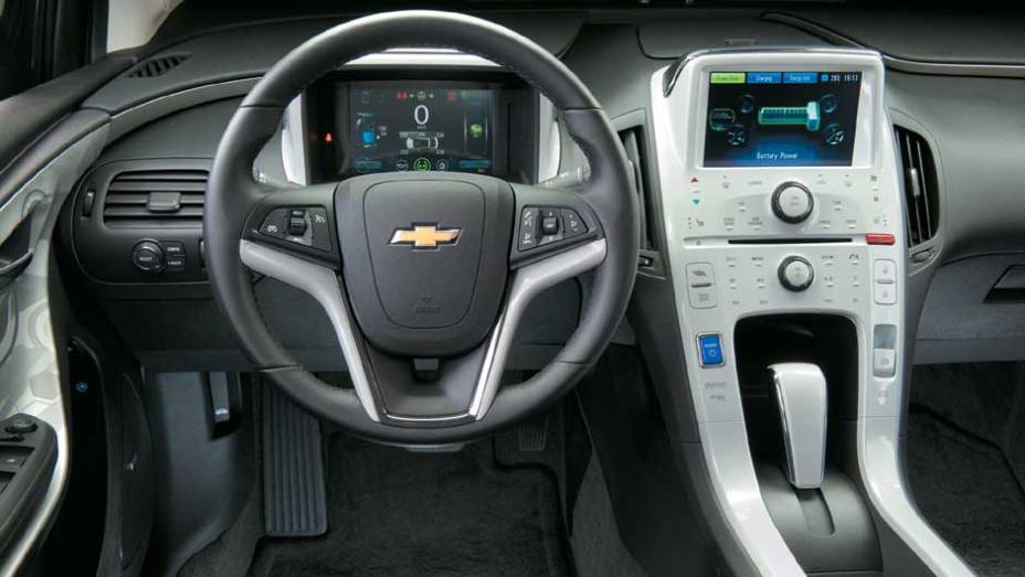 Encarando o futuro: s&oacute; o volante &eacute; convencional | <a href="https://gutenberg.quatrorodas.abril.com.br/carros/chevrolet-volt-637764.shtml" rel="migration">Leia mais</a>