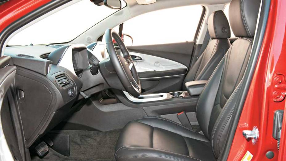 Os bancos dianteiros t&ecirc;m aquecimento | <a href="https://gutenberg.quatrorodas.abril.com.br/carros/chevrolet-volt-637764.shtml" rel="migration">Leia mais</a>