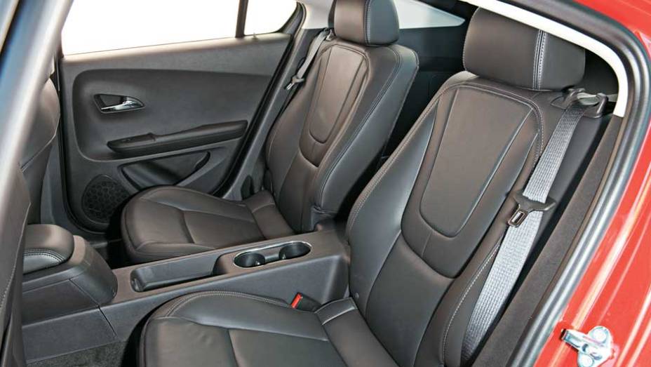 Sob o console ficam as baterias | <a href="https://gutenberg.quatrorodas.abril.com.br/carros/chevrolet-volt-637764.shtml" rel="migration">Leia mais</a>